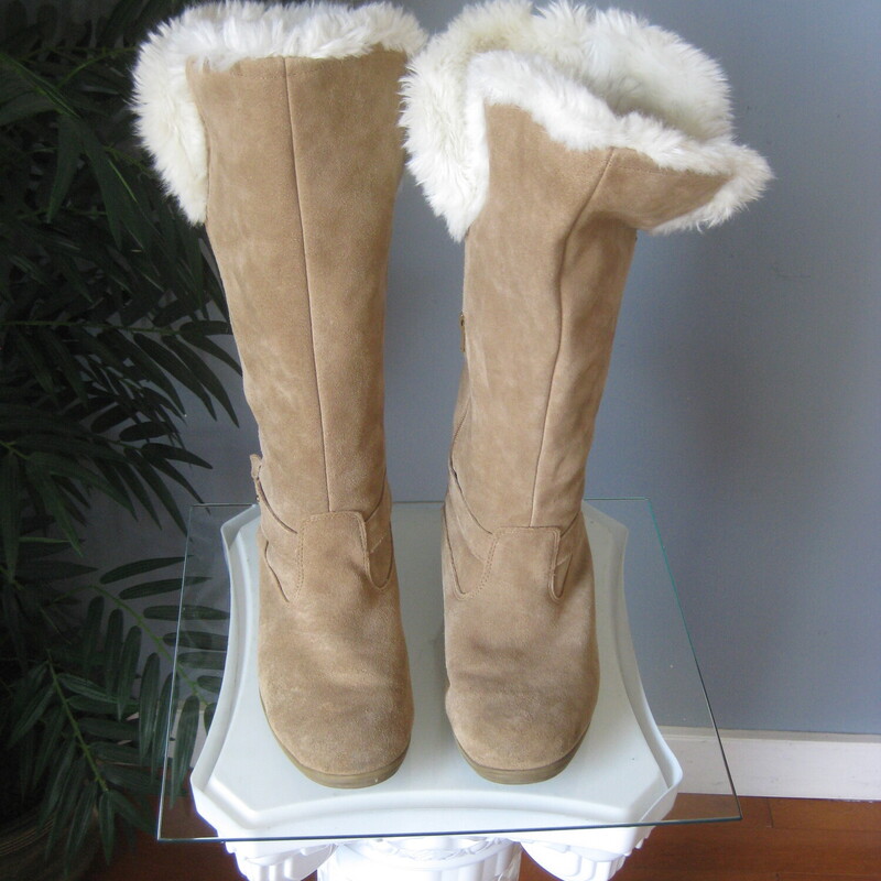 Nice warm pair of tall boots from Lands End<br />
Beige Suede with warm faux fur lining inside.<br />
Size 9 D, (D means wide)<br />
excellent condition, used but not abused.<br />
<br />
thanks for looking!<br />
#83913