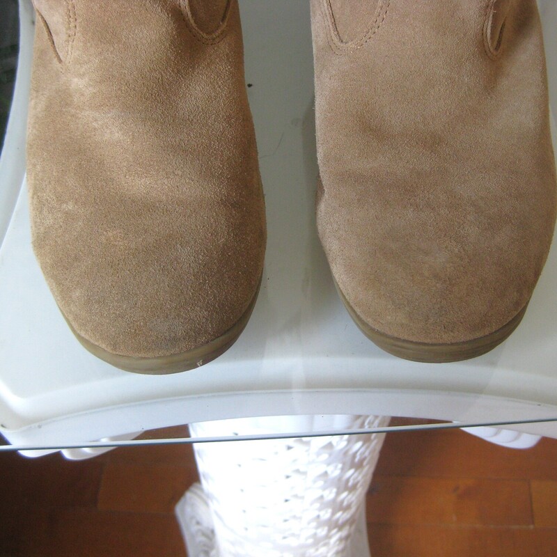 Nice warm pair of tall boots from Lands End<br />
Beige Suede with warm faux fur lining inside.<br />
Size 9 D, (D means wide)<br />
excellent condition, used but not abused.<br />
<br />
thanks for looking!<br />
#83913