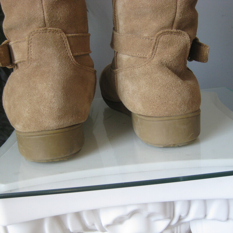 Nice warm pair of tall boots from Lands End<br />
Beige Suede with warm faux fur lining inside.<br />
Size 9 D, (D means wide)<br />
excellent condition, used but not abused.<br />
<br />
thanks for looking!<br />
#83913