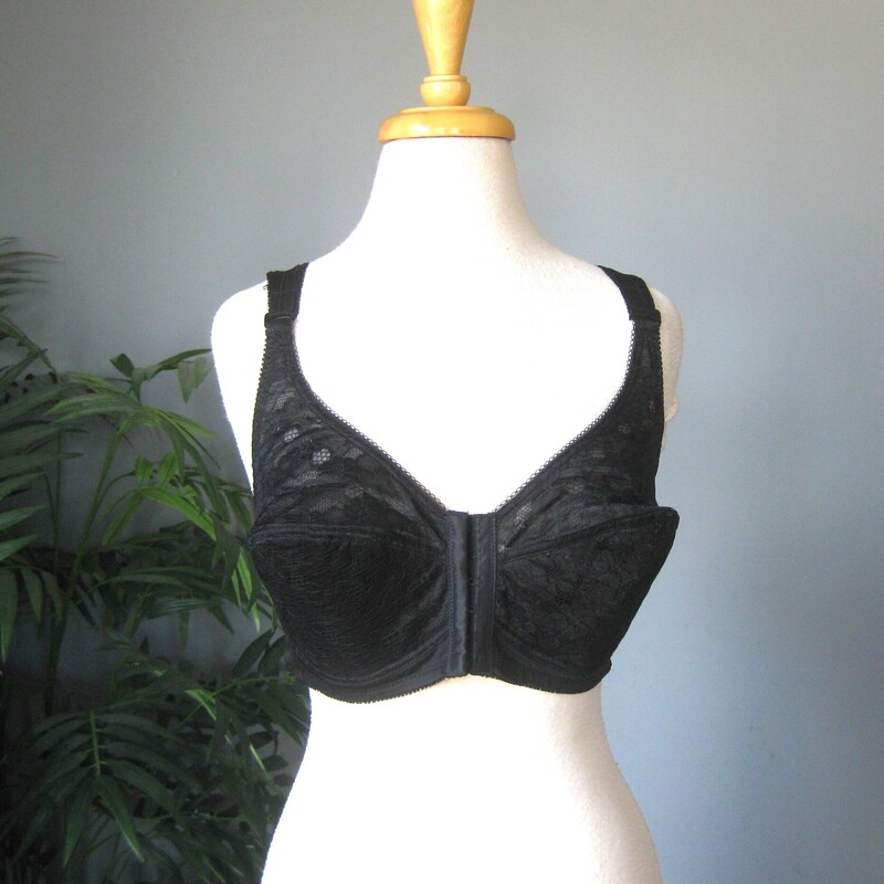 Structured Black full coverage bra by Beautiful Images<br />
Great condition lots of elastic life the wide full coverage back.<br />
The Straps are not adjustible<br />
The cups are ovelain with lace<br />
Hook and eye closures in the front<br />
<br />
It's marked 36DD<br />
The band measures 13 around at the bottom edge unstretched but stretches comfortably to 16<br />
<br />
thanks for looking!<br />
#70428