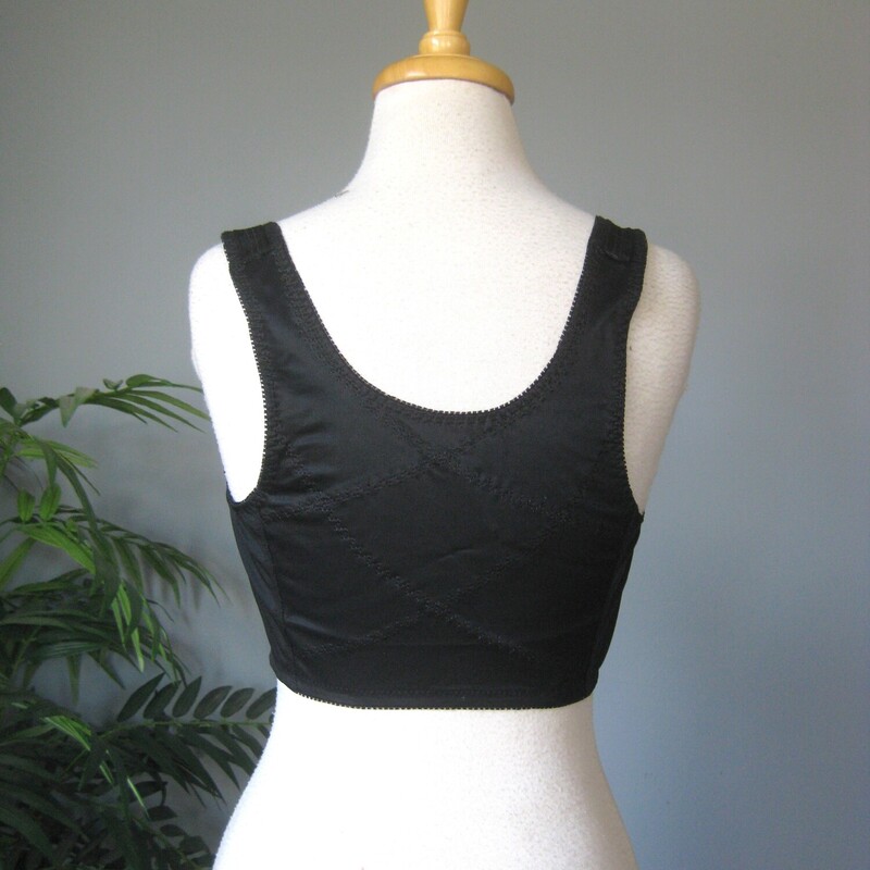 Structured Black full coverage bra by Beautiful Images<br />
Great condition lots of elastic life the wide full coverage back.<br />
The Straps are not adjustible<br />
The cups are ovelain with lace<br />
Hook and eye closures in the front<br />
<br />
It's marked 36DD<br />
The band measures 13 around at the bottom edge unstretched but stretches comfortably to 16<br />
<br />
thanks for looking!<br />
#70428