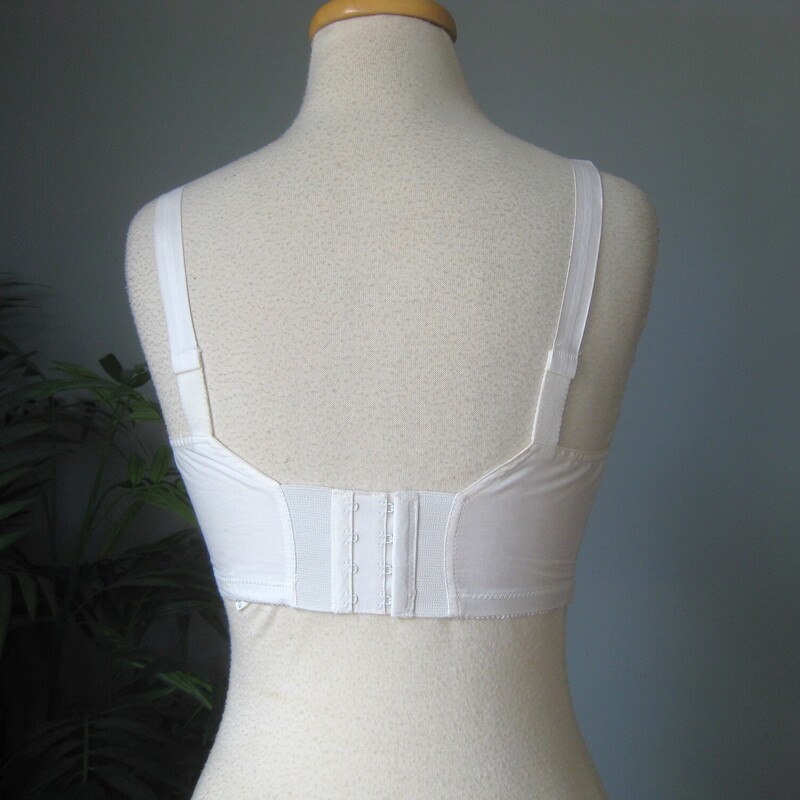 Full coverage vintage bra by Best Form<br />
Great condition, with minor signs of uneven color<br />
It's made of a cotton or cotton like panels and elastic connective areas which have plenty of stretch left.  it has slidable little pads on each strap.<br />
marked size 34Dm - it's a bit tight on my size 4 mannequin<br />
two rows of hooks in the back, shown on larger setting<br />
The band measures only 25 from end to end, stretches comfortable to about 28<br />
<br />
thanks for looking!<br />
#70427