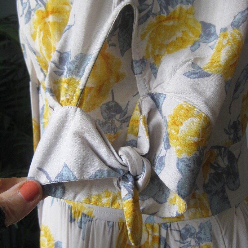 Free People Flowers, Gry/yllw, Size: Small<br />
Pretty, feminine dress from Free People<br />
off white background yellow roses and blue leaves print<br />
Sweet short sleeves with ties<br />
buttons all the way open down the front<br />
blue and orange abstract print<br />
very full lined skirt<br />
<br />
Size S<br />
flat measurements: no stretch<br />
shoulder to shoulder: 14<br />
ampit to armpit: 19<br />
waist: 14.75<br />
hip: up to 21<br />
length: 47<br />
<br />
teeny faint brown spot on the skirt.  kind of disappears in the fullness.<br />
thanks for looking!<br />
#81363