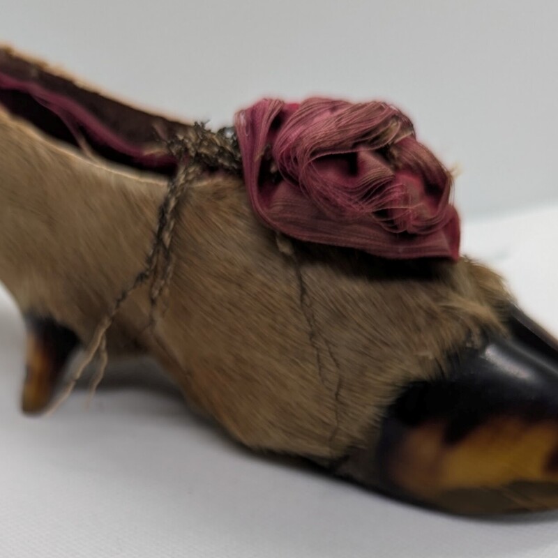 Victorian Deer Foot Shoe, Ribbon, Hoof<br />
8in x 2in x 2.5in h