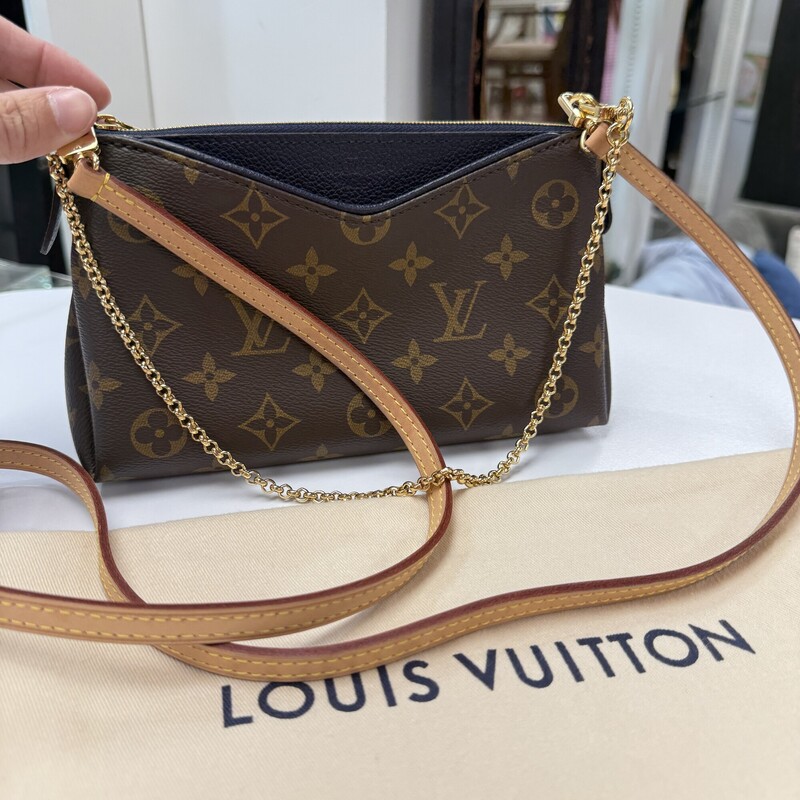 LOUIS VUITTON Monogram Pallas Clutch, Blue Marine. In pristine condition! Includes dust bag.
Size: 9x6