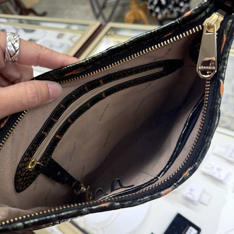 Brahmin Melbourne `Jodie` Crossbody, Like New! Includes authenticity card.<br />
Size: 10x10