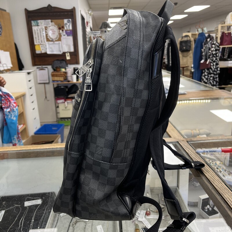 LOUIS VUITTON Damier Michael Backpack, Graphite checkered pattern. In good condition!<br />
Size: 18x14