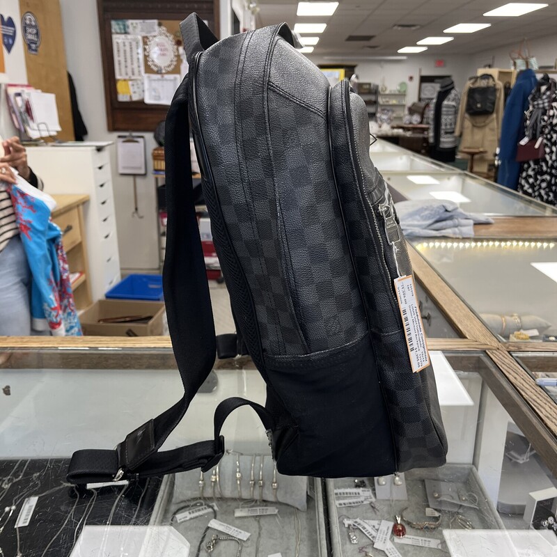 LOUIS VUITTON Damier Michael Backpack, Graphite checkered pattern. In good condition!<br />
Size: 18x14