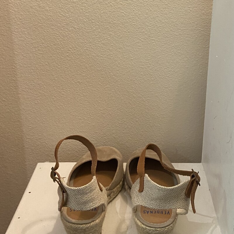 Tan Suede Esp Wedge<br />
Tan<br />
Size: 8 R$137