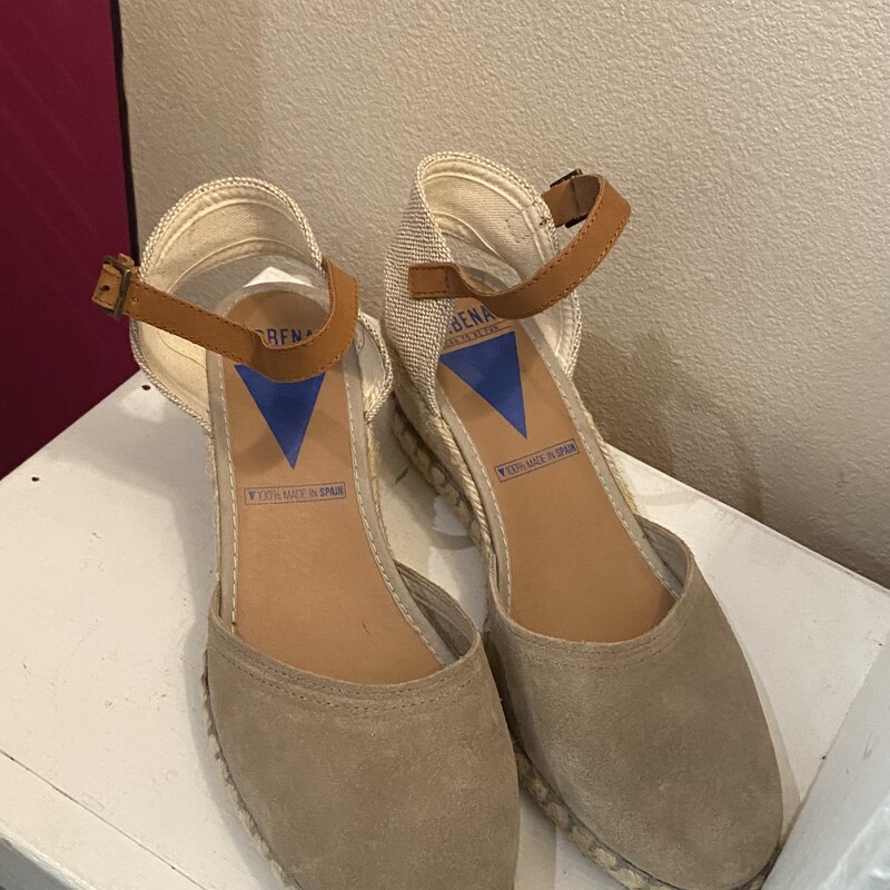 Tan Suede Esp Wedge<br />
Tan<br />
Size: 8 R$137