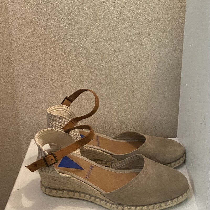 Tan Suede Esp Wedge<br />
Tan<br />
Size: 8 R$137