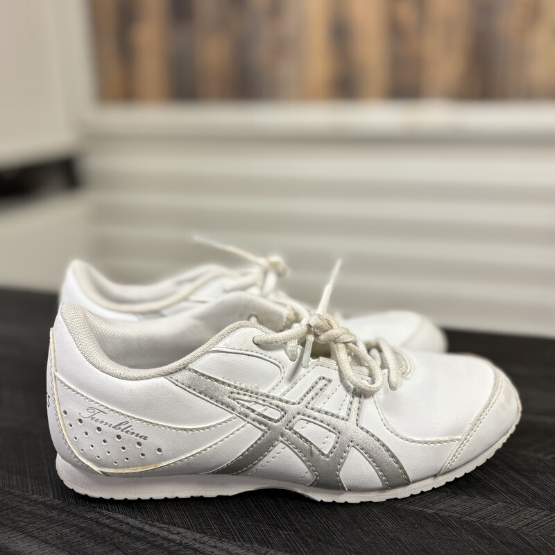 White Asics Tumbling Shoe, Size: 1 Youth