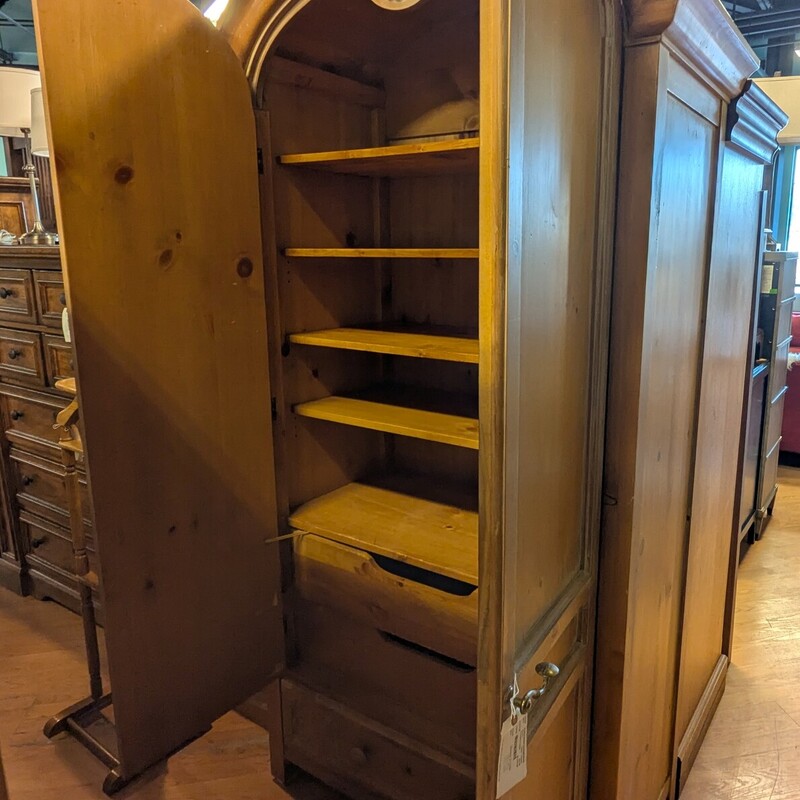 Romweber Vintage, 2 Door, Size: 3 Drawer
40 x 21 x 86h