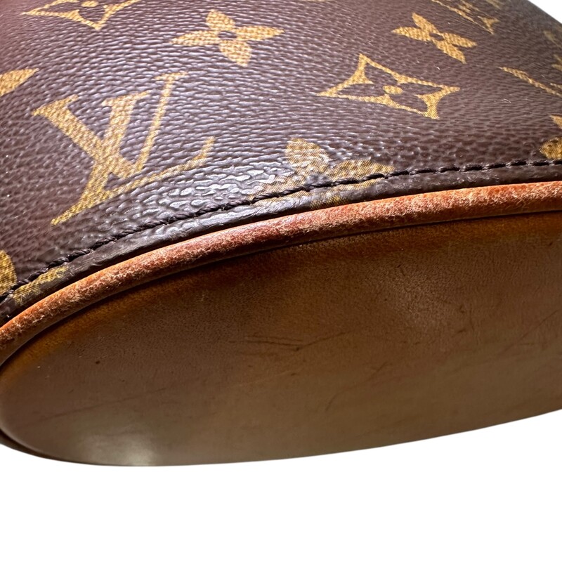 Louis Vuitton Drouot Monogram Crossbody<br />
<br />
Date Code: SD0021<br />
<br />
Dimensions:<br />
Base length: 10 in<br />
Height: 6 in<br />
Width: 1.75 in<br />
<br />
In very good condition. Light wear throughout the bag.