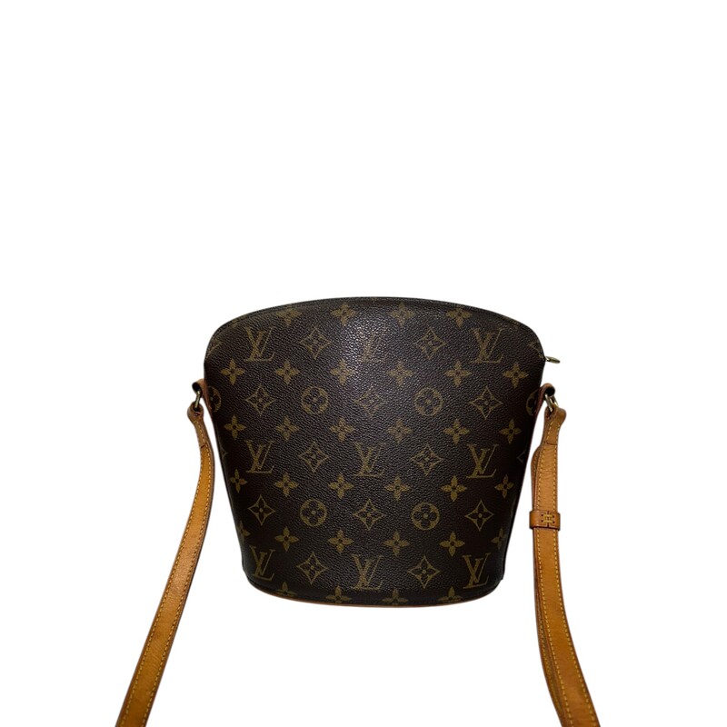 Louis Vuitton Drouot Monogram Crossbody<br />
<br />
Date Code: SD0021<br />
<br />
Dimensions:<br />
Base length: 10 in<br />
Height: 6 in<br />
Width: 1.75 in<br />
<br />
In very good condition. Light wear throughout the bag.