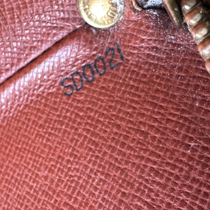 Louis Vuitton Drouot Monogram Crossbody<br />
<br />
Date Code: SD0021<br />
<br />
Dimensions:<br />
Base length: 10 in<br />
Height: 6 in<br />
Width: 1.75 in<br />
<br />
In very good condition. Light wear throughout the bag.