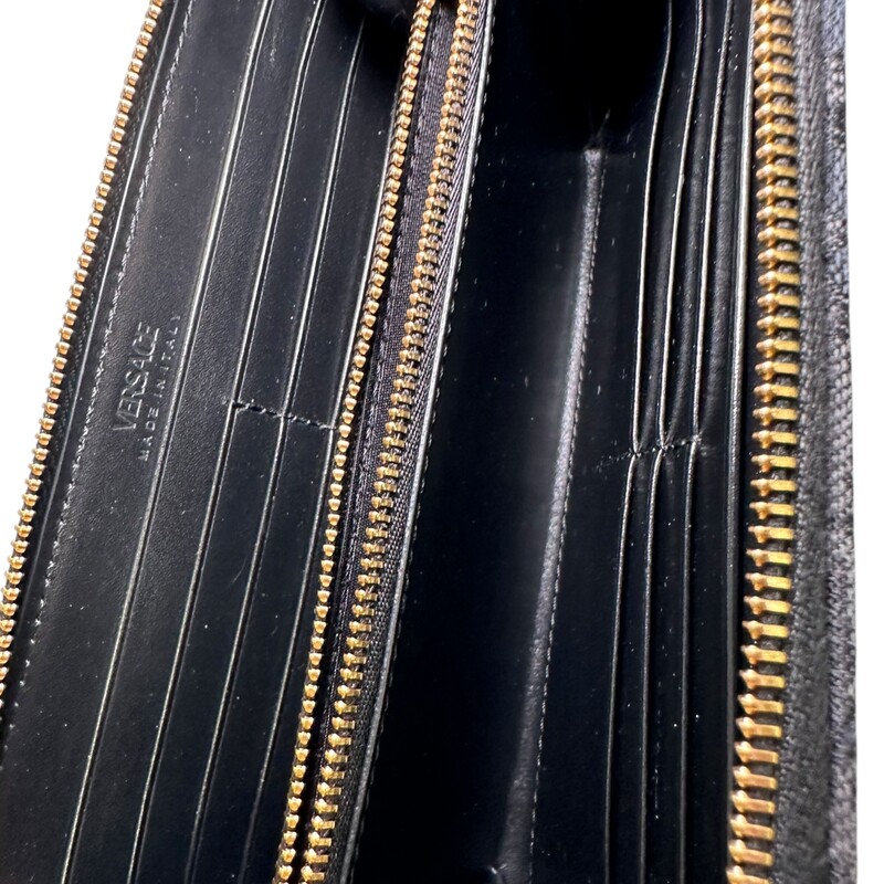 Versace Barocco Jacquard Black & Blue Zip Wallet<br />
<br />
In very good condition. Minor scratches on hardware.<br />
<br />
Comes with original dust bag. No box .