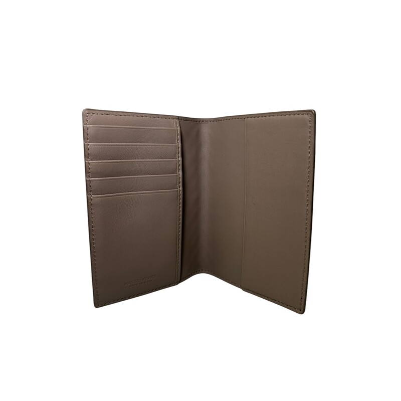 Bottega Veneta Passport Leather Woven Case<br />
<br />
Serial Code: P003927351<br />
<br />
Dimensions:5.2 H x 3.7 L inches<br />
<br />
In excellent condition. Like New<br />
<br />
Comes with original dust bag and box.