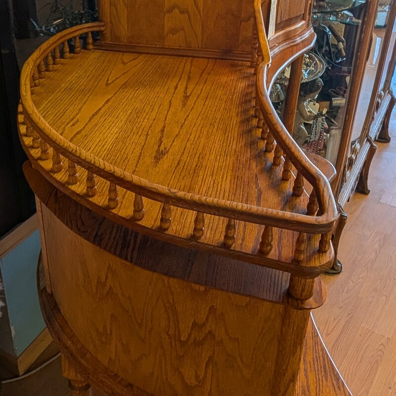 2 Tier/cab Crescent Oak, Squirrel, Size: Flowers<br />
48w x 34d x 68h