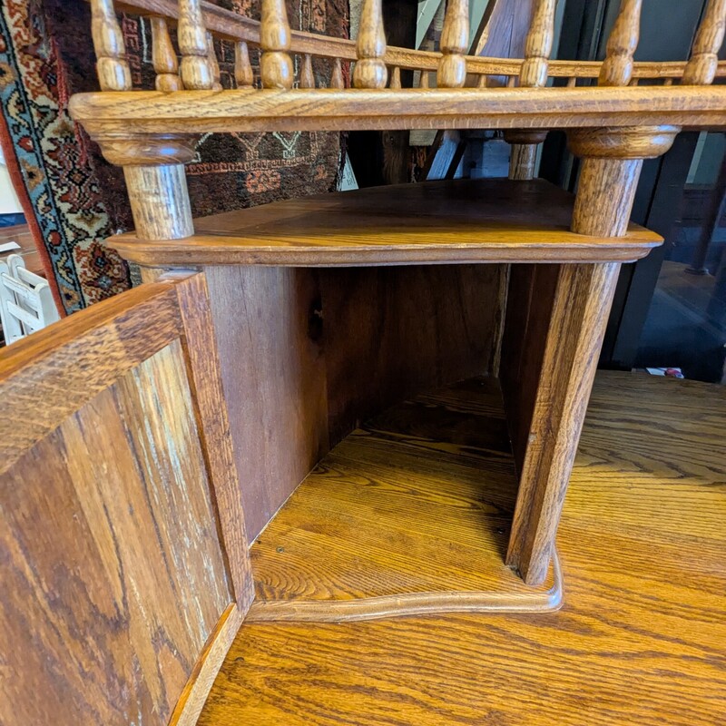 2 Tier/cab Crescent Oak, Squirrel, Size: Flowers<br />
48w x 34d x 68h
