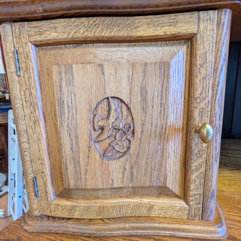 2 Tier/cab Crescent Oak, Squirrel, Size: Flowers<br />
48w x 34d x 68h