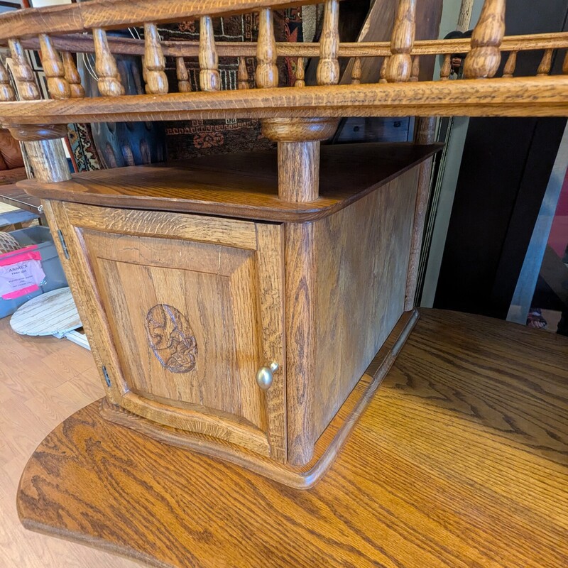 2 Tier/cab Crescent Oak, Squirrel, Size: Flowers<br />
48w x 34d x 68h