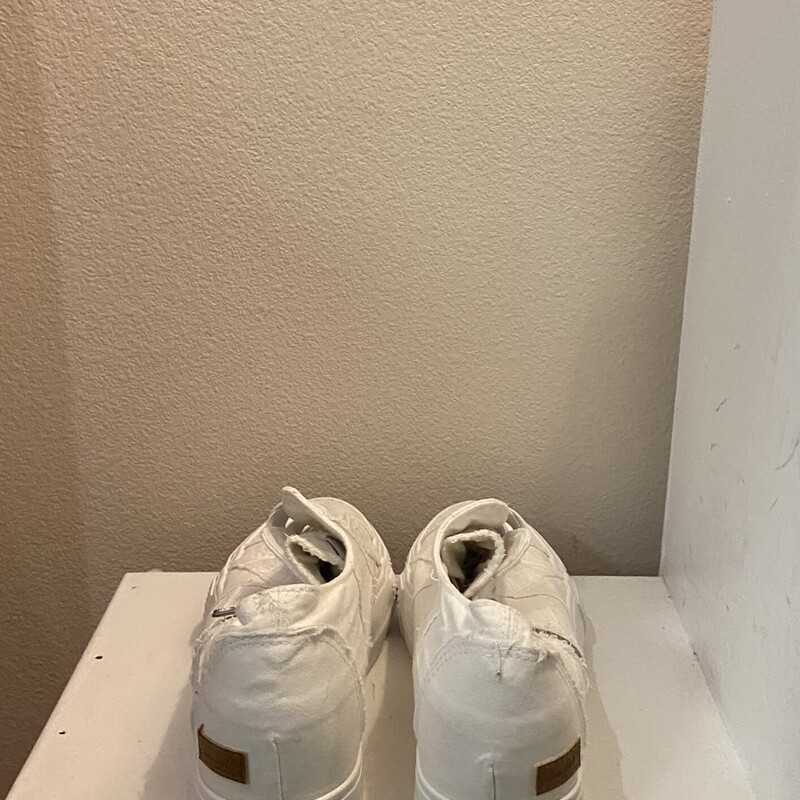 Wht Distrss Zip Sneaker
W
Size: 7 R $59.99
