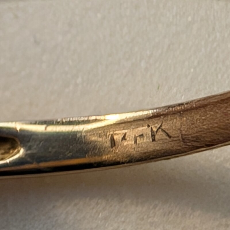 14k Gold Ring w/ Real Diamonds
Size 7