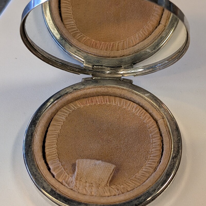 Sterling Cowgirl Compact<br />
2.5 in Round<br />
Pill Box