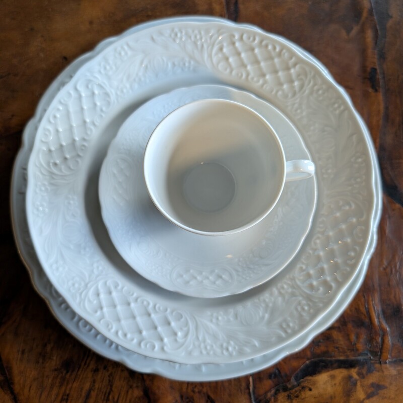 Oscar De La Renta White, 5 Pc Place Set<br />
Fine China from West Germany<br />
About 50 place settings available