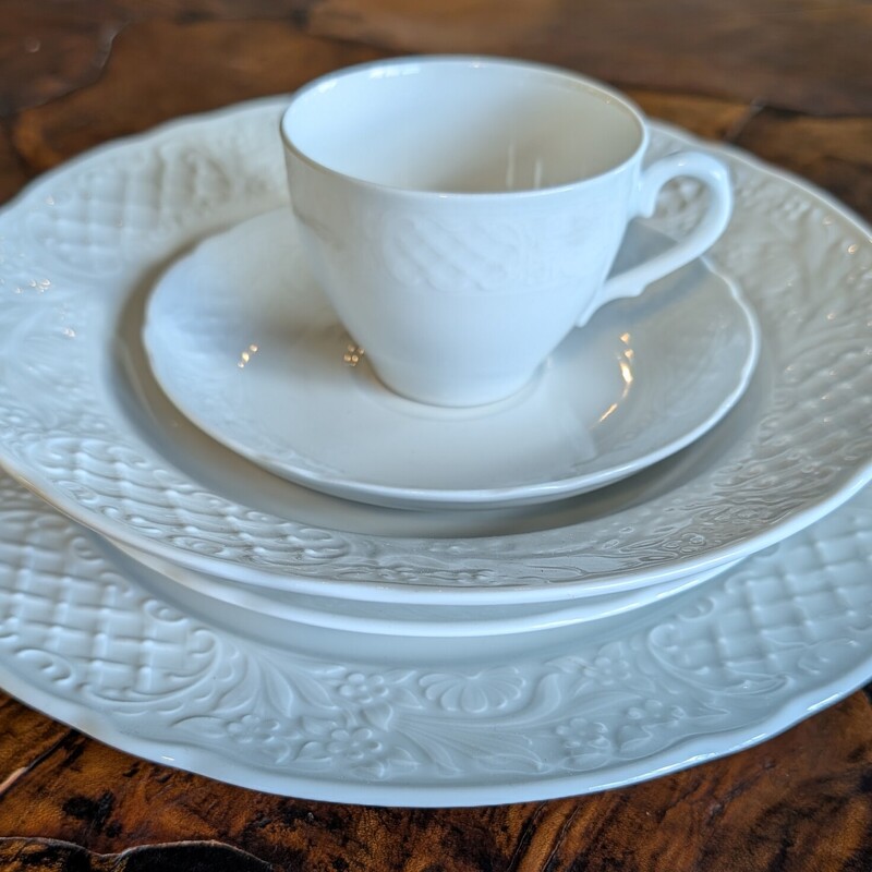 Oscar De La Renta White, 5 Pc Place Set<br />
Fine China from West Germany<br />
About 50 place settings available