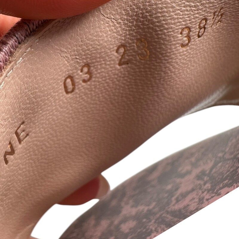 Dior D Way Embrioder Logo Pink & Gray Slides<br />
<br />
Size 38.5<br />
<br />
Style Code: NE 03 23<br />
<br />
In very good condition. Some wear on bottoms.<br />
<br />
Does not come with original dust bag or box.