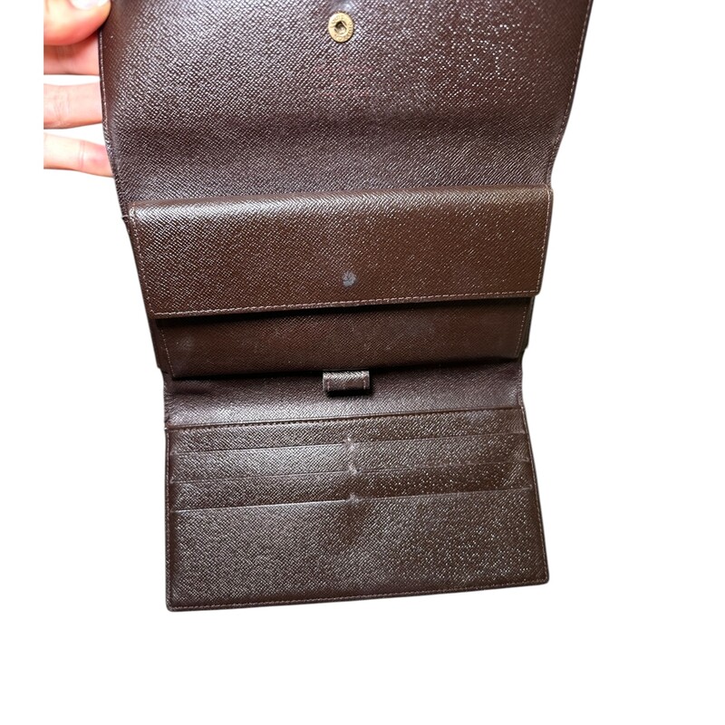 Louis Vuitton Sarah Damier Ebene Wallet

Date Code: TH1907

Dimensions:
Base length: 7.5 in
Height: 4.25 in
Width: 1 in

In good condition. Light wear to the interior pocket and inside. Some corner wear.

Does not come with the original dust bag or box.