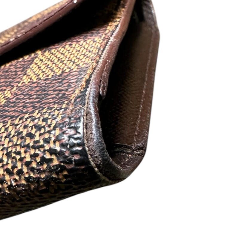 Louis Vuitton Sarah Damier Ebene Wallet<br />
<br />
Date Code: TH1907<br />
<br />
Dimensions:<br />
Base length: 7.5 in<br />
Height: 4.25 in<br />
Width: 1 in<br />
<br />
In good condition. Light wear to the interior pocket and inside. Some corner wear.<br />
<br />
Does not come with the original dust bag or box.