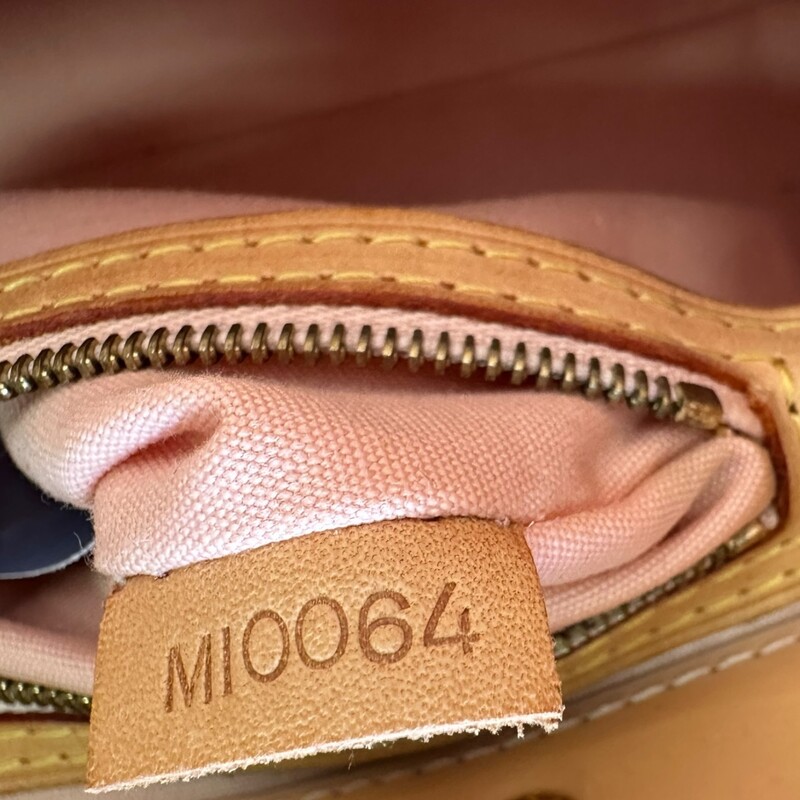 Louis Vuitton Reade Vernis Yellow Handbag<br />
<br />
Date Code: MI0064<br />
<br />
Dimensions: 9.5 L x 4 W x 7 H inches<br />
<br />
In very good condition. Some very minor marks on the patent leathe and interior<br />
<br />
Does not come with original dust bag or box.
