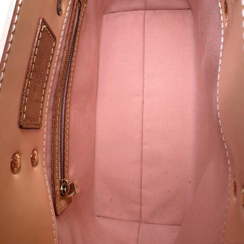 Louis Vuitton Reade Vernis Yellow Handbag<br />
<br />
Date Code: MI0064<br />
<br />
Dimensions: 9.5 L x 4 W x 7 H inches<br />
<br />
In very good condition. Some very minor marks on the patent leathe and interior<br />
<br />
Does not come with original dust bag or box.