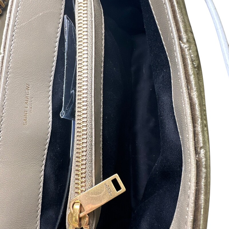 Saint Laurent Loulou Crushed Velvet Handbag<br />
<br />
Style Code:PMR49699.0923<br />
<br />
Dimensions: 9L x 7 H inches<br />
<br />
In very good condition.Faint scratches on hardware.<br />
<br />
Comes with original dust bag and box.