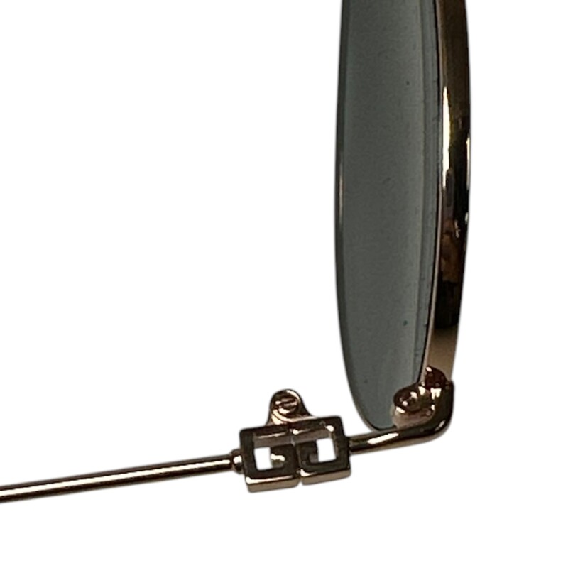 Givenchy Pilot Sunglasses<br />
<br />
Style Code: GV7196S<br />
<br />
In excellent condition. Very small sctrach on the lense.<br />
<br />
Does not come with original dust bag or box.