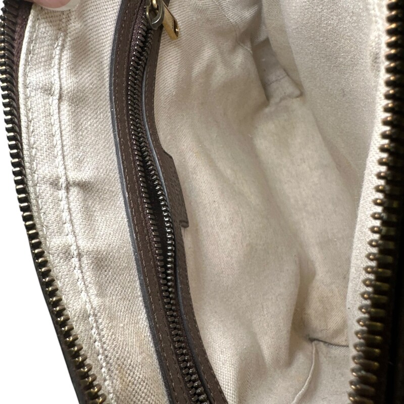 Gucci Ophidia Messanger Crossbody<br />
<br />
Style Code: 547926. 520981<br />
<br />
Dimensions: 10L X 9 H inches<br />
<br />
In excellent condition.<br />
<br />
Does not come with original dust bag or box.