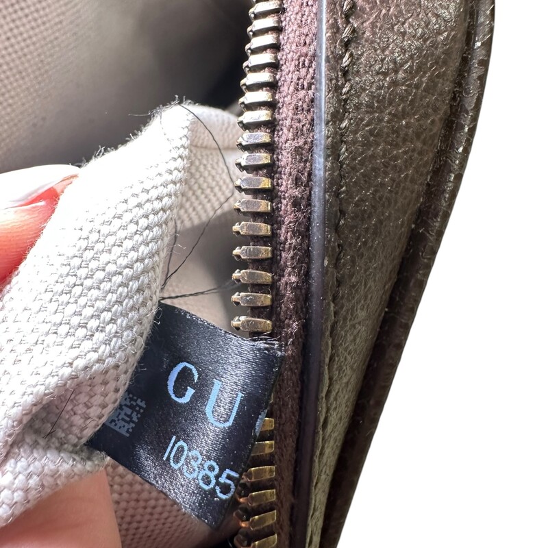 Gucci Ophidia Messanger Crossbody<br />
<br />
Style Code: 547926. 520981<br />
<br />
Dimensions: 10L X 9 H inches<br />
<br />
In excellent condition.<br />
<br />
Does not come with original dust bag or box.