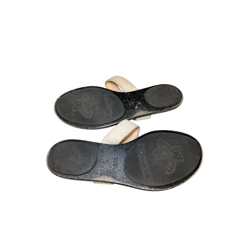 Gucci GG Marmont Cream Sandals<br />
<br />
Size 40<br />
<br />
In good condition. Wear throughout the shoes. Loss of shape.<br />
<br />
Does not come with the original dust bag or box.