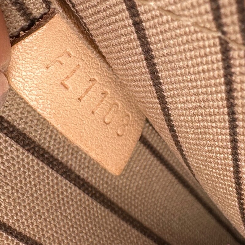 Louis Vuitton Monogram Pochette MM<br />
<br />
Date Code: FL 1108<br />
<br />
Dimensions: 8 L  X 6 Hinches<br />
<br />
In good condition  Some puffing on zipper line. Tarnishing to hardware.<br />
<br />
Does not come with original dust bag or box.