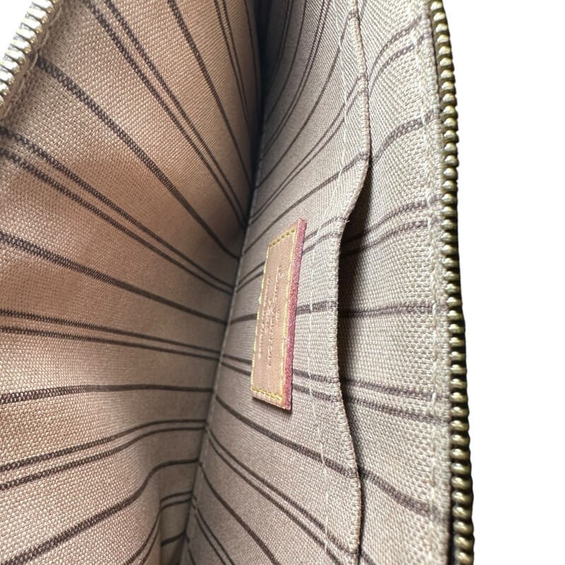 Louis Vuitton Monogram Pochette MM<br />
<br />
Date Code: FL 1108<br />
<br />
Dimensions: 8 L  X 6 Hinches<br />
<br />
In good condition  Some puffing on zipper line. Tarnishing to hardware.<br />
<br />
Does not come with original dust bag or box.