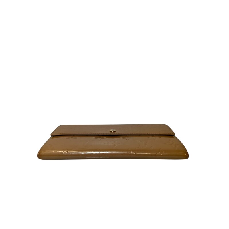 Louis Vuitton Sarah Wallet Vernis Beige<br />
<br />
Date Code: TH0066<br />
<br />
Dimensions:<br />
Length: 7.75 in<br />
Width: 0.75 in<br />
Height: 4.75 in<br />
<br />
In good condition. Stains on the back and interior of the wallet. Light scuffing to the hardware.<br />
<br />
Does not come with the original dust bag or box.