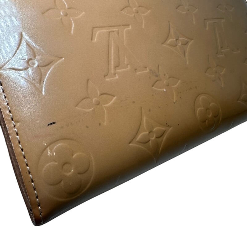 Louis Vuitton Sarah Wallet Vernis Beige<br />
<br />
Date Code: TH0066<br />
<br />
Dimensions:<br />
Length: 7.75 in<br />
Width: 0.75 in<br />
Height: 4.75 in<br />
<br />
In good condition. Stains on the back and interior of the wallet. Light scuffing to the hardware.<br />
<br />
Does not come with the original dust bag or box.