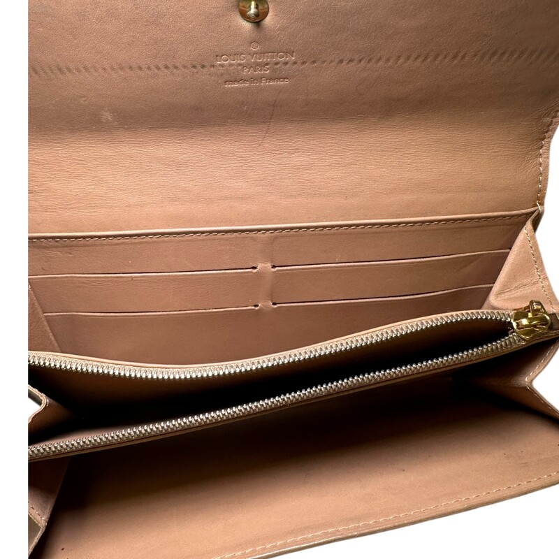 Louis Vuitton Sarah Wallet Vernis Beige<br />
<br />
Date Code: TH0066<br />
<br />
Dimensions:<br />
Length: 7.75 in<br />
Width: 0.75 in<br />
Height: 4.75 in<br />
<br />
In good condition. Stains on the back and interior of the wallet. Light scuffing to the hardware.<br />
<br />
Does not come with the original dust bag or box.