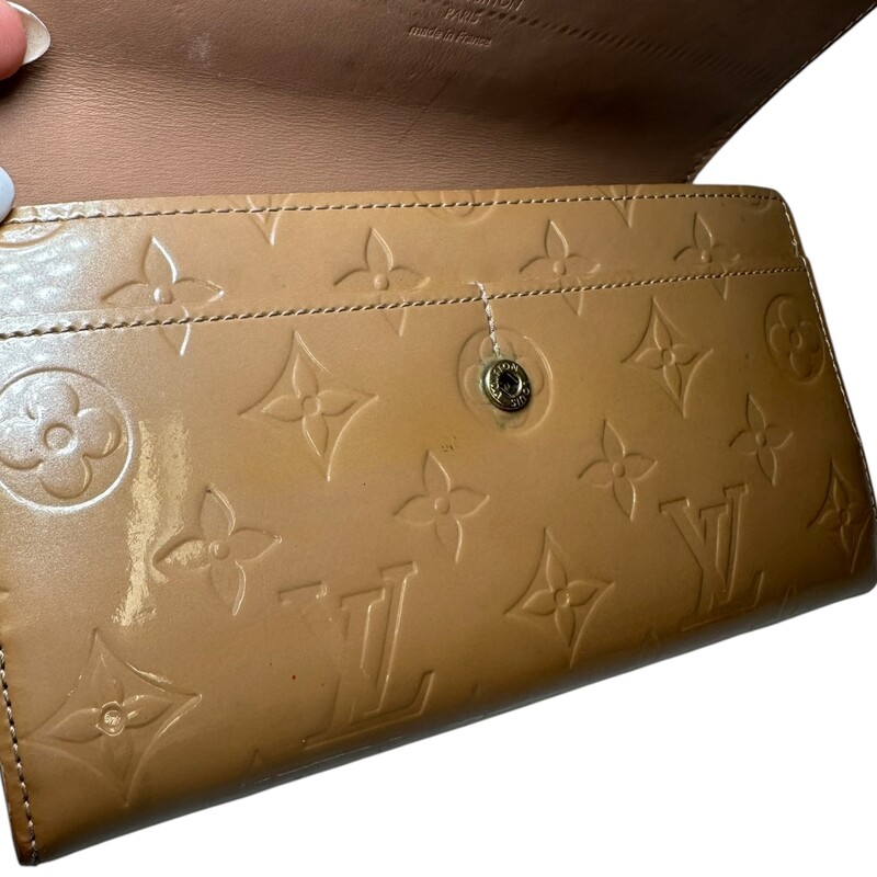 Louis Vuitton Sarah Wallet Vernis Beige<br />
<br />
Date Code: TH0066<br />
<br />
Dimensions:<br />
Length: 7.75 in<br />
Width: 0.75 in<br />
Height: 4.75 in<br />
<br />
In good condition. Stains on the back and interior of the wallet. Light scuffing to the hardware.<br />
<br />
Does not come with the original dust bag or box.