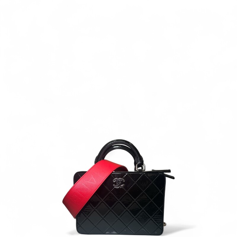 Chanel Vanity Quilted Patent Black

Date Code: 2915****

Dimensions:
Length: 7.75 in
Height: 6 in
Width: 3.75 in
Drop: 3 in
Drop: 19 in

In very condition. Light scuffs througout.

Comes with the original dust bag and card. No box.