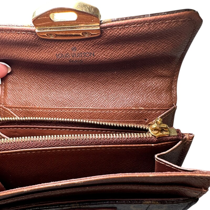 Louis Vuitton Joey Buckle Quilted Wallet<br />
<br />
Date Code:SP1141<br />
<br />
In very good condition. Some scratching and light tarnishing of hardware.<br />
<br />
Does not come with original box or dust bag