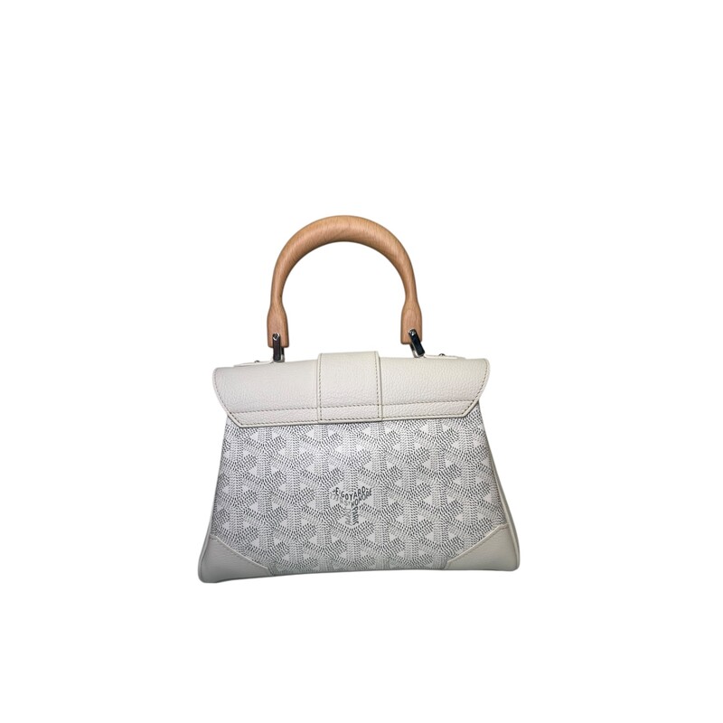 Goyard Saigon Souple White Mini Handbag<br />
<br />
Code: LAR020233<br />
<br />
<br />
Dimensions:<br />
Length: 20 cm<br />
Width: 7.5 cm<br />
Height: 15 cm<br />
<br />
In excellent condition.<br />
<br />
Comes with the original dust bag. No box.